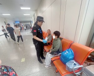 安檢處的溫情援手┃用行動詮釋“醫(yī)患安全衛(wèi)士” ——溫州國泰保安服務有限公司駐附一醫(yī)安保隊伍